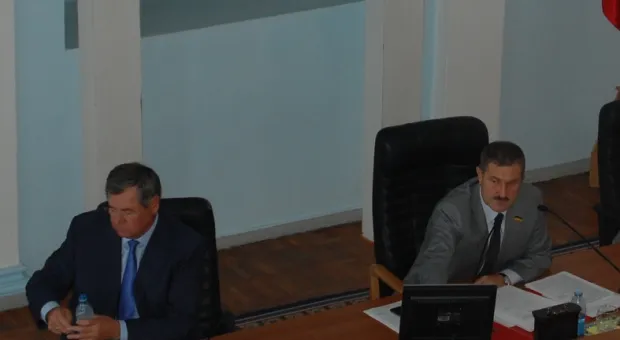 Владимир Яцуба вместо обычного для глав администраций места в сессионном зале занял место в президиуме рядом с Юрием Дойниковым