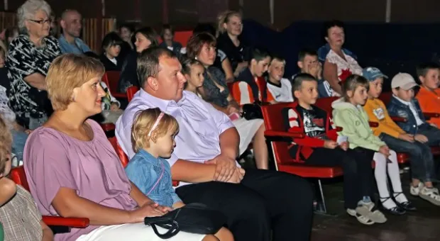 25 сентября Севастопольский театр для детей и молодежи «На Большой Морской» в очередной раз радушно принял «сильноукраинцев» Севастополя 25 сентября Севастопольский театр для детей и молодежи «На Большой Морской» в очередной раз радушно принял «сильноукраинцев» Севастополя