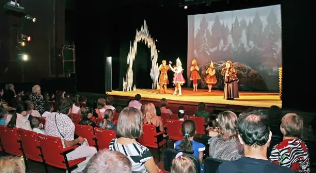 25 сентября Севастопольский театр для детей и молодежи «На Большой Морской» в очередной раз радушно принял «сильноукраинцев» Севастополя 25 сентября Севастопольский театр для детей и молодежи «На Большой Морской» в очередной раз радушно принял «сильноукраинцев» Севастополя