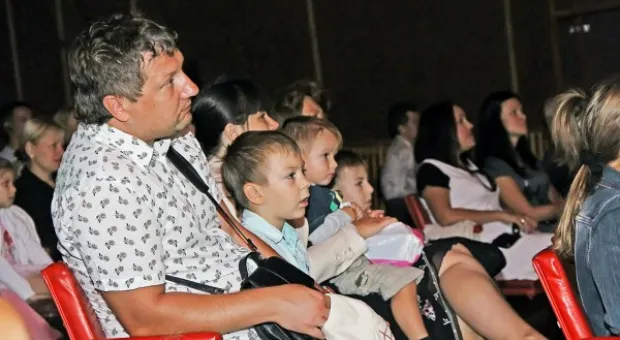 25 сентября Севастопольский театр для детей и молодежи «На Большой Морской» в очередной раз радушно принял «сильноукраинцев» Севастополя 25 сентября Севастопольский театр для детей и молодежи «На Большой Морской» в очередной раз радушно принял «сильноукраинцев» Севастополя