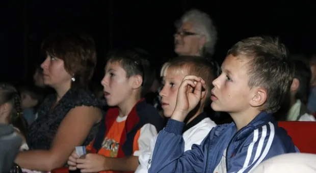 25 сентября Севастопольский театр для детей и молодежи «На Большой Морской» в очередной раз радушно принял «сильноукраинцев» Севастополя 25 сентября Севастопольский театр для детей и молодежи «На Большой Морской» в очередной раз радушно принял «сильноукраинцев» Севастополя