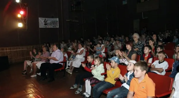 25 сентября Севастопольский театр для детей и молодежи «На Большой Морской» в очередной раз радушно принял «сильноукраинцев» Севастополя 25 сентября Севастопольский театр для детей и молодежи «На Большой Морской» в очередной раз радушно принял «сильноукраинцев» Севастополя