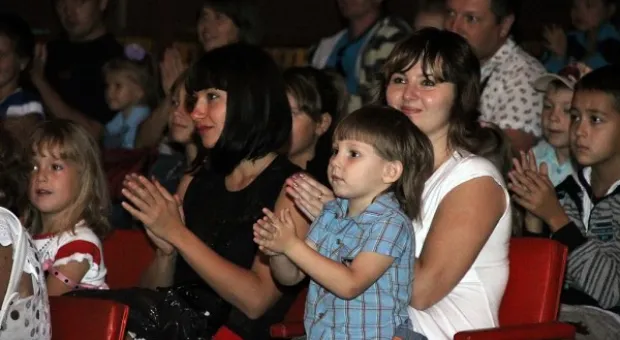 25 сентября Севастопольский театр для детей и молодежи «На Большой Морской» в очередной раз радушно принял «сильноукраинцев» Севастополя 25 сентября Севастопольский театр для детей и молодежи «На Большой Морской» в очередной раз радушно принял «сильноукраинцев» Севастополя