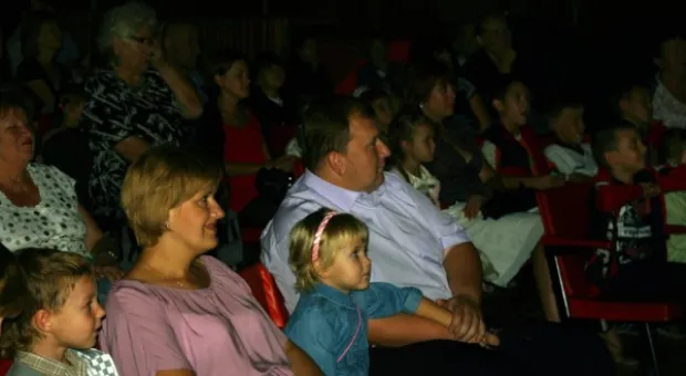 25 сентября Севастопольский театр для детей и молодежи «На Большой Морской» в очередной раз радушно принял «сильноукраинцев» Севастополя 25 сентября Севастопольский театр для детей и молодежи «На Большой Морской» в очередной раз радушно принял «сильноукраинцев» Севастополя