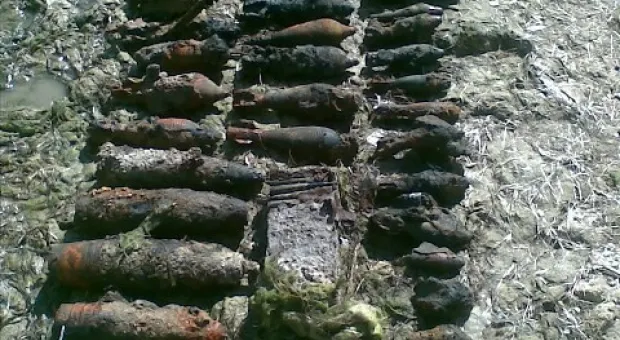 Водолазы МЧС Севастополя достают боеприпасы с затонувшего теплохода