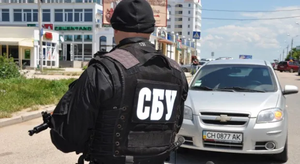Надев на жителя Севастополя наручники, милиционеры вывезли его в лесопосадку и устроили незаконный досмотр. Деятельность криминального трио пресекла СБУ