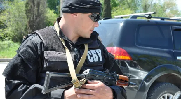 Надев на жителя Севастополя наручники, милиционеры вывезли его в лесопосадку и устроили незаконный досмотр. Деятельность криминального трио пресекла СБУ