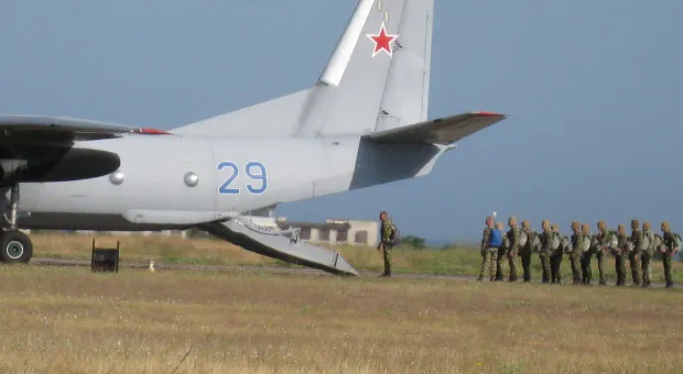 Спасатели морской авиации ЧФ совершают парашютные прыжки