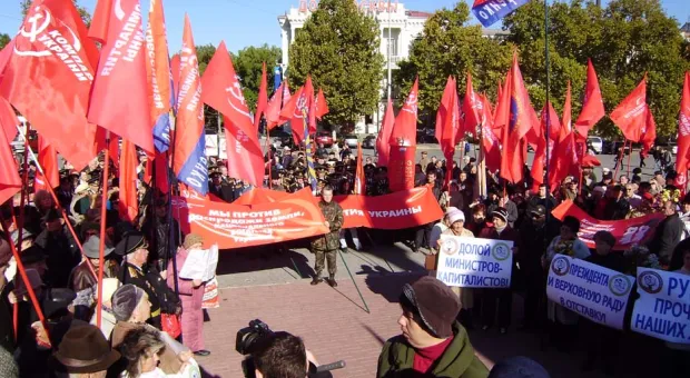 В Севастополе на митинге КПУ в честь Октябрьской революции Януковичу и Азарову сказали: «Уходите!», а местному горсовету пригрозили роспуском