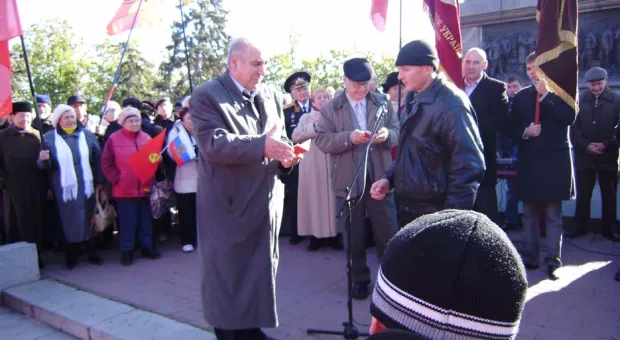 В Севастополе на митинге КПУ в честь Октябрьской революции Януковичу и Азарову сказали: «Уходите!», а местному горсовету пригрозили роспуском