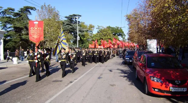 В Севастополе на митинге КПУ в честь Октябрьской революции Януковичу и Азарову сказали: «Уходите!», а местному горсовету пригрозили роспуском