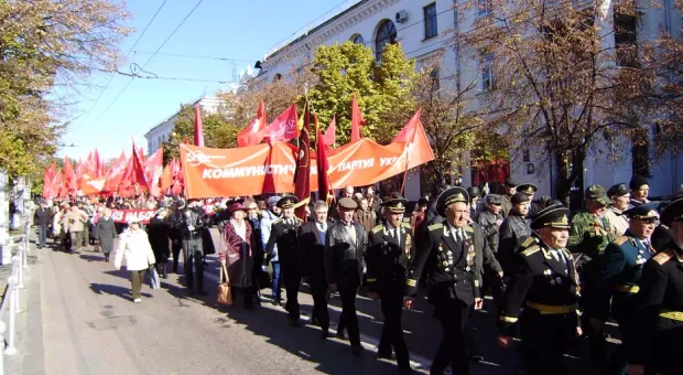 В Севастополе на митинге КПУ в честь Октябрьской революции Януковичу и Азарову сказали: «Уходите!», а местному горсовету пригрозили роспуском