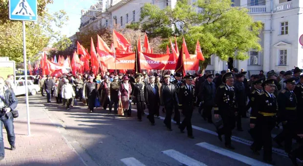 В Севастополе на митинге КПУ в честь Октябрьской революции Януковичу и Азарову сказали: «Уходите!», а местному горсовету пригрозили роспуском