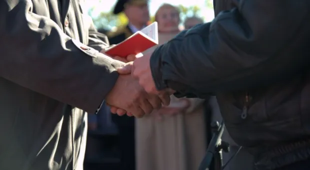 В Севастополе на митинге КПУ в честь Октябрьской революции Януковичу и Азарову сказали: «Уходите!», а местному горсовету пригрозили роспуском