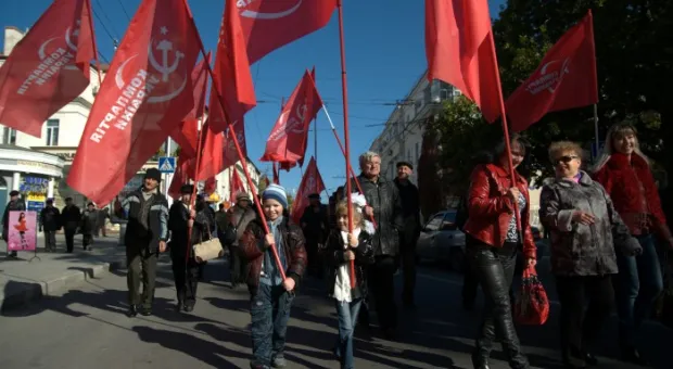 В Севастополе на митинге КПУ в честь Октябрьской революции Януковичу и Азарову сказали: «Уходите!», а местному горсовету пригрозили роспуском