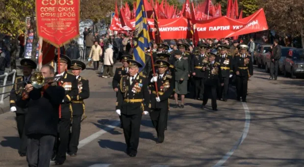 В Севастополе на митинге КПУ в честь Октябрьской революции Януковичу и Азарову сказали: «Уходите!», а местному горсовету пригрозили роспуском