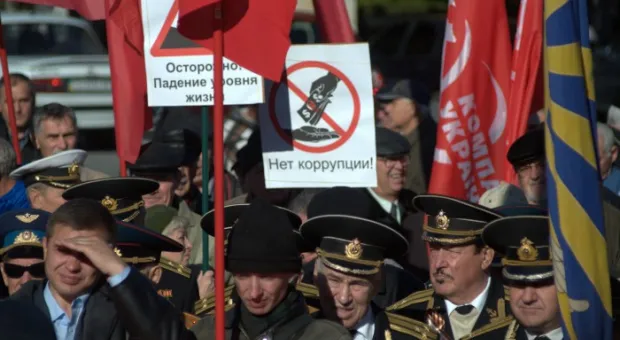 В Севастополе на митинге КПУ в честь Октябрьской революции Януковичу и Азарову сказали: «Уходите!», а местному горсовету пригрозили роспуском