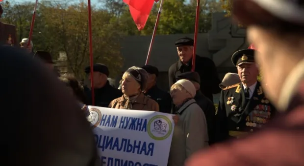 В Севастополе на митинге КПУ в честь Октябрьской революции Януковичу и Азарову сказали: «Уходите!», а местному горсовету пригрозили роспуском