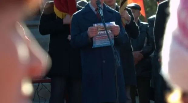 В Севастополе на митинге КПУ в честь Октябрьской революции Януковичу и Азарову сказали: «Уходите!», а местному горсовету пригрозили роспуском