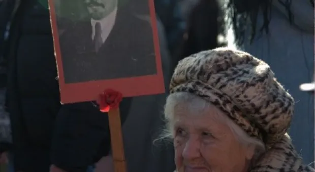 В Севастополе на митинге КПУ в честь Октябрьской революции Януковичу и Азарову сказали: «Уходите!», а местному горсовету пригрозили роспуском