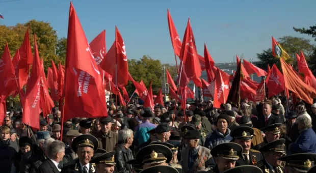 В Севастополе на митинге КПУ в честь Октябрьской революции Януковичу и Азарову сказали: «Уходите!», а местному горсовету пригрозили роспуском
