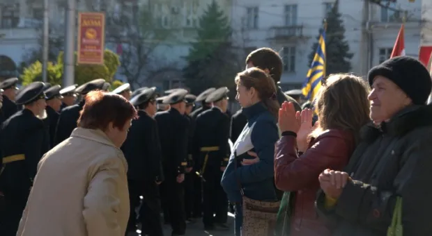В Севастополе на митинге КПУ в честь Октябрьской революции Януковичу и Азарову сказали: «Уходите!», а местному горсовету пригрозили роспуском