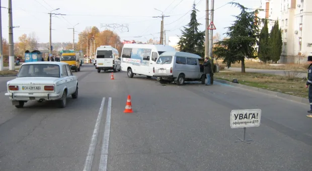 В Севастополе маршрутка с людьми на полном ходу врезалась в микроавтобус
