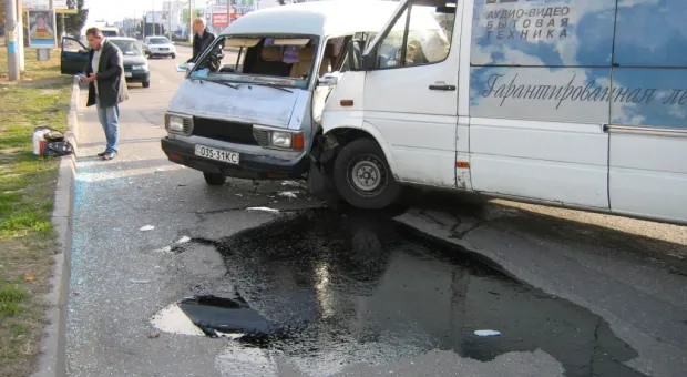 В Севастополе маршрутка с людьми на полном ходу врезалась в микроавтобус