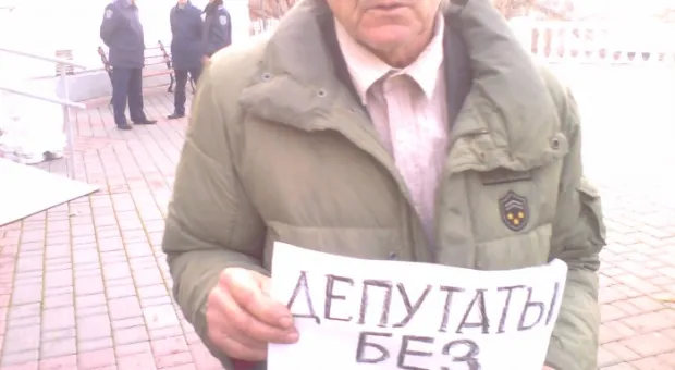 В Севастополе местным депутатам жители с плакатами подпортили профессиональный праздник — День местного самоуправления