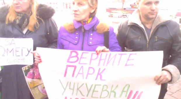 В Севастополе местным депутатам жители с плакатами подпортили профессиональный праздник — День местного самоуправления