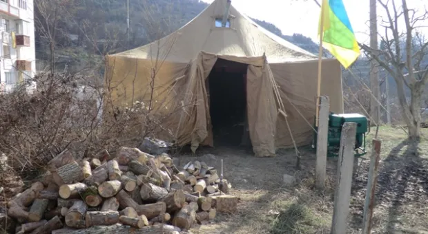 Яцуба инспектировал "палатки для отогрева" и предлагал бомжам работу