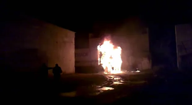 В Севастополе тушили горящую фуру с молоком и подвал с людьми