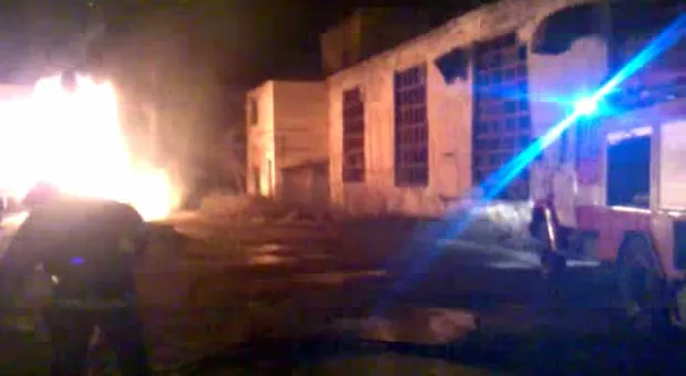 В Севастополе тушили горящую фуру с молоком и подвал с людьми