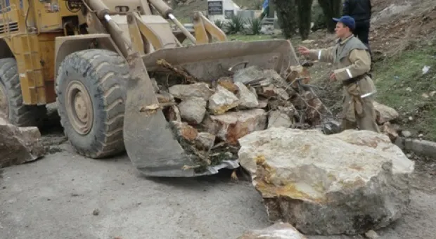 В Балаклаве обвалились стена винзавода и гора В Балаклаве обвалились стена винзавода и гора