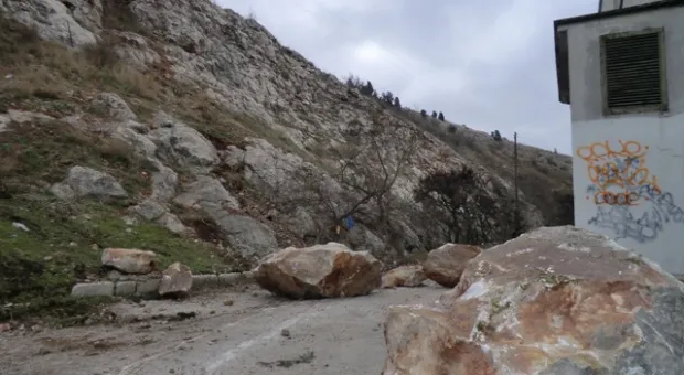 В Балаклаве обвалились стена винзавода и гора В Балаклаве обвалились стена винзавода и гора