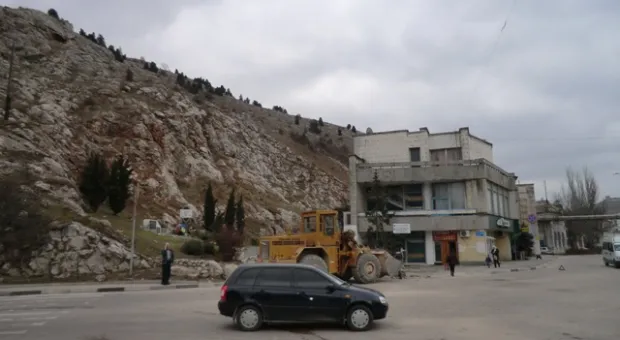 В Балаклаве обвалились стена винзавода и гора В Балаклаве обвалились стена винзавода и гора