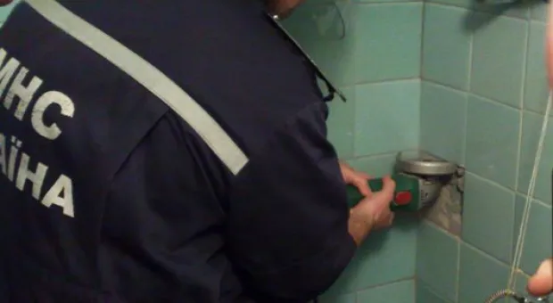 В Севастополе спасатели достали котенка из вентиляционной шахты