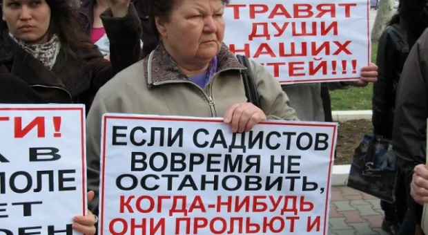 В Севастополе зоозащитники призвали городскую власть остановить травлю животных, а четвероногие друзья пикетчиков облаяли СГГА
