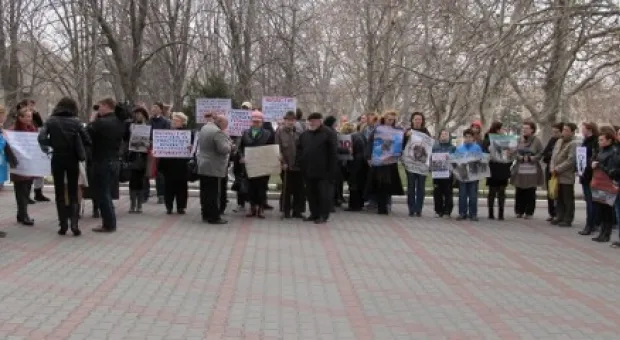 В Севастополе зоозащитники призвали городскую власть остановить травлю животных, а четвероногие друзья пикетчиков облаяли СГГА