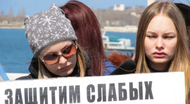 В Севастополе состоялся марш общественников в защиту бездомных животных