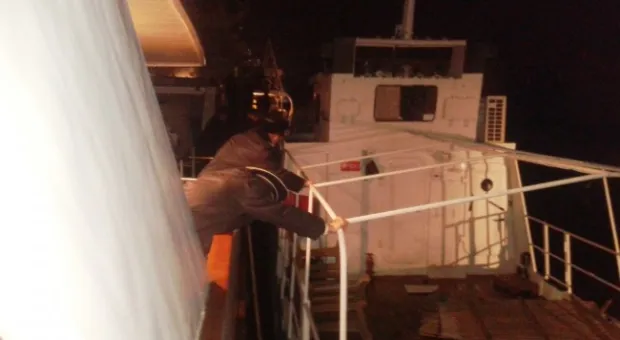 Морские пограничники спасли буксир и катер от затопления