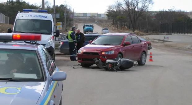 На минувшей неделе в Севастополе на дорогах сталкивались машины с мопедами, мотоциклами и пешеходами: 59 ДТП