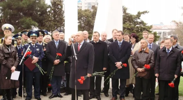 Космонавт Волков – космонавту Шкаплерову: будешь пролетать над Севастополем, помаши солнечными батареями! Прошел митинг в честь Дня космонавтики Космонавт Волков – космонавту Шкаплерову: будешь пролетать над Севастополем, помаши солнечными батареями! Прошел митинг в честь Дня космонавтики