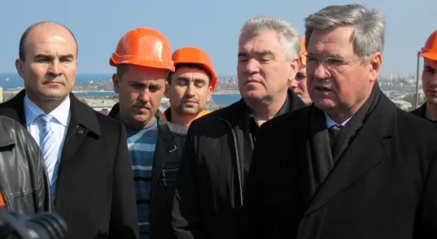 На верхнем перекрытии строящегося нового корпуса первой городской больницы чиновники и медики радовались успехам по-христиански На верхнем перекрытии строящегося нового корпуса первой городской больницы чиновники и медики радовались успехам по-христиански