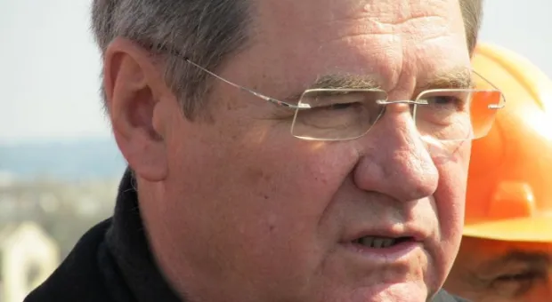 На верхнем перекрытии строящегося нового корпуса первой городской больницы чиновники и медики радовались успехам по-христиански На верхнем перекрытии строящегося нового корпуса первой городской больницы чиновники и медики радовались успехам по-христиански