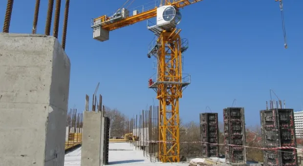 На верхнем перекрытии строящегося нового корпуса первой городской больницы чиновники и медики радовались успехам по-христиански На верхнем перекрытии строящегося нового корпуса первой городской больницы чиновники и медики радовались успехам по-христиански