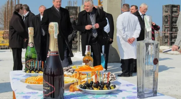 На верхнем перекрытии строящегося нового корпуса первой городской больницы чиновники и медики радовались успехам по-христиански На верхнем перекрытии строящегося нового корпуса первой городской больницы чиновники и медики радовались успехам по-христиански