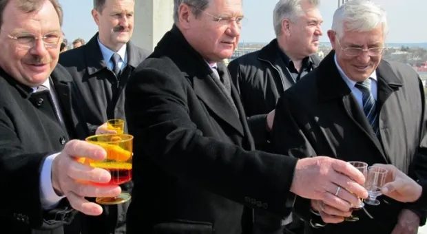 На верхнем перекрытии строящегося нового корпуса первой городской больницы чиновники и медики радовались успехам по-христиански На верхнем перекрытии строящегося нового корпуса первой городской больницы чиновники и медики радовались успехам по-христиански