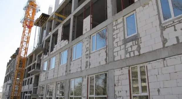 На верхнем перекрытии строящегося нового корпуса первой городской больницы чиновники и медики радовались успехам по-христиански На верхнем перекрытии строящегося нового корпуса первой городской больницы чиновники и медики радовались успехам по-христиански