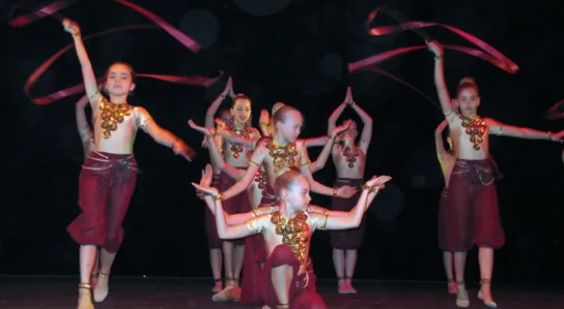 Отчетный концерт «Вернисажа» в рамках празднования золотого юбилея ДДЮТ Отчетный концерт «Вернисажа» в рамках празднования золотого юбилея ДДЮТ